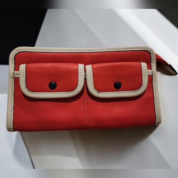 Coach Legacy Two Tone Leather Zippy Wallet Coral/Snow Like new and HTF - Picture 2 of 8